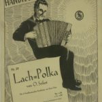 Titelblatt einer Notenausgabe: Lach-Polka von Otto Seifert. Mit der Zeichnung eines Harmonikaspielers
